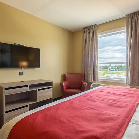 Super 8 By Wyndham Mont Laurier Otel Dış mekan fotoğraf