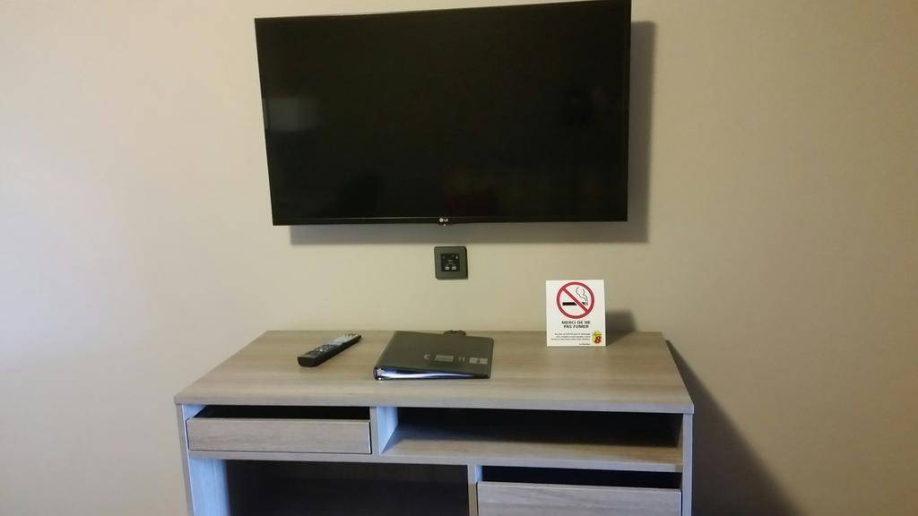 Super 8 By Wyndham Mont Laurier Otel Dış mekan fotoğraf