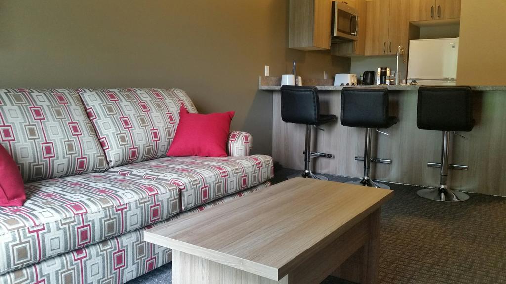 Super 8 By Wyndham Mont Laurier Otel Dış mekan fotoğraf