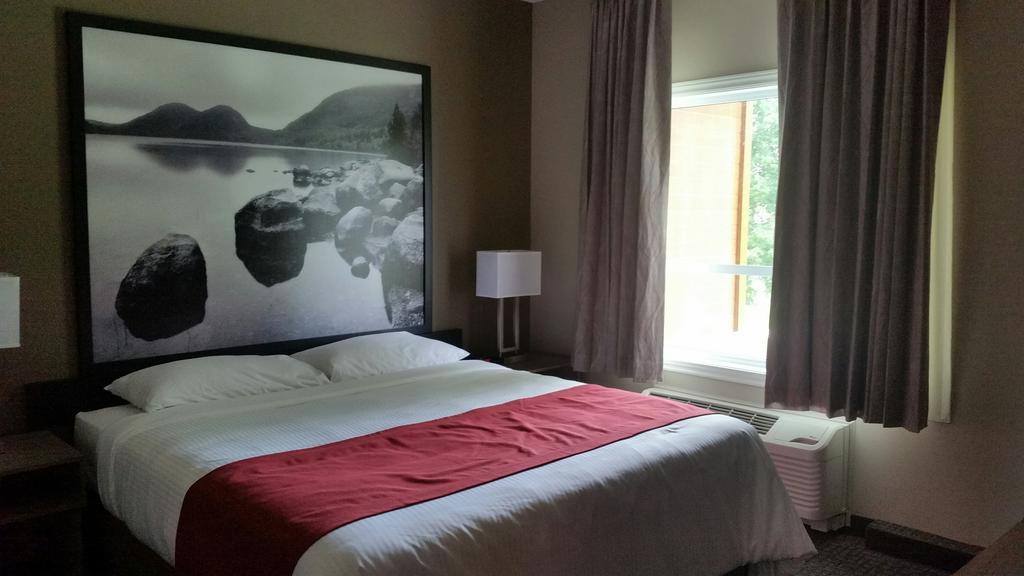 Super 8 By Wyndham Mont Laurier Otel Dış mekan fotoğraf