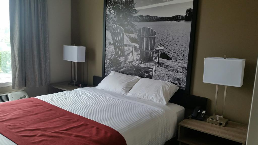Super 8 By Wyndham Mont Laurier Otel Dış mekan fotoğraf