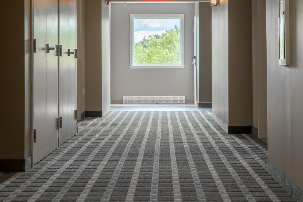 Super 8 By Wyndham Mont Laurier Otel Dış mekan fotoğraf