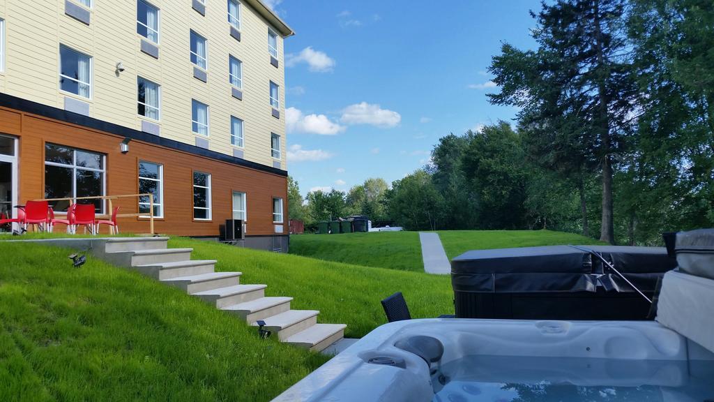 Super 8 By Wyndham Mont Laurier Otel Dış mekan fotoğraf