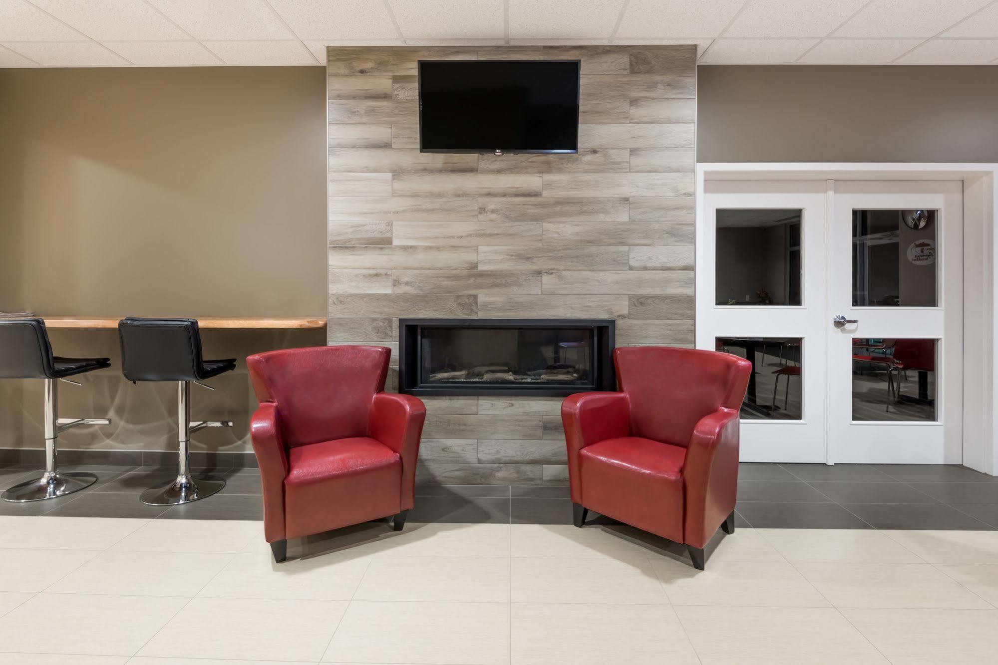 Super 8 By Wyndham Mont Laurier Otel Dış mekan fotoğraf