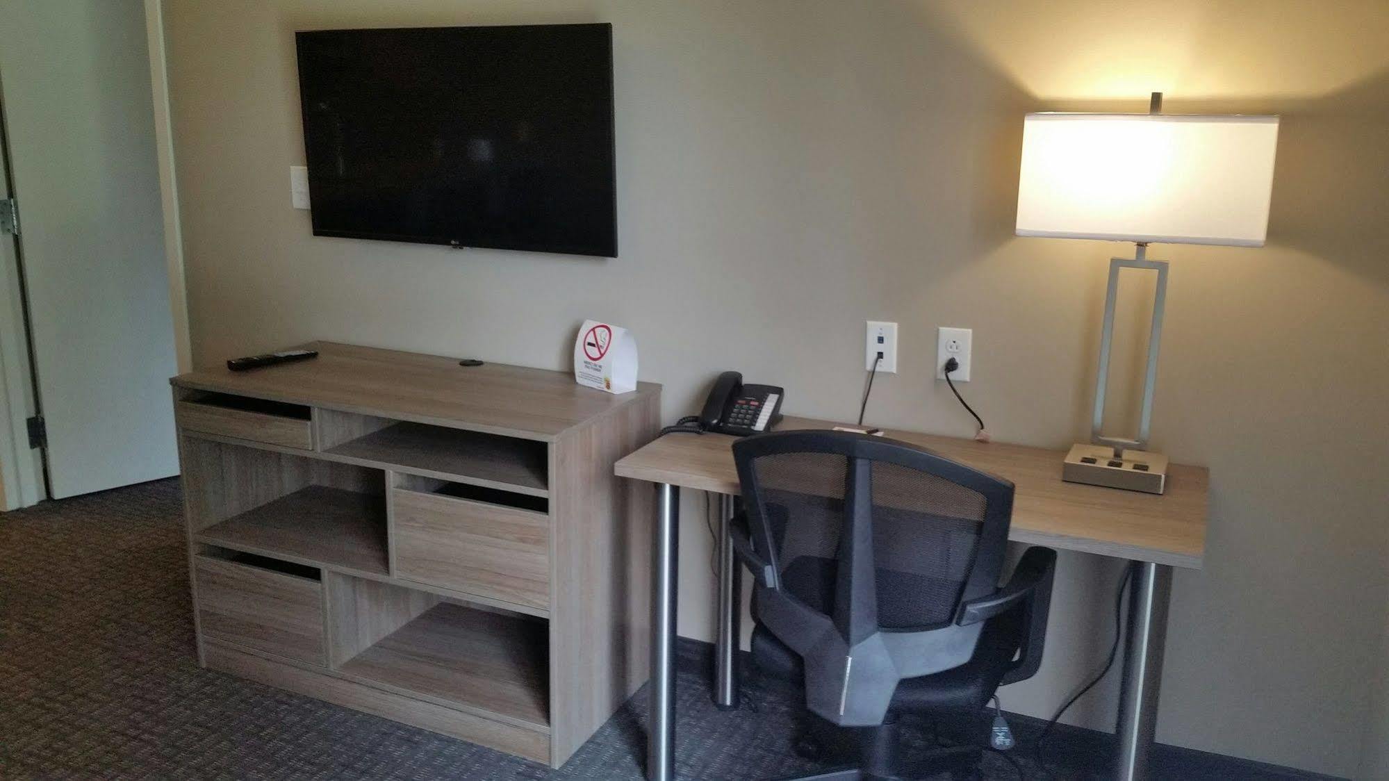 Super 8 By Wyndham Mont Laurier Otel Dış mekan fotoğraf