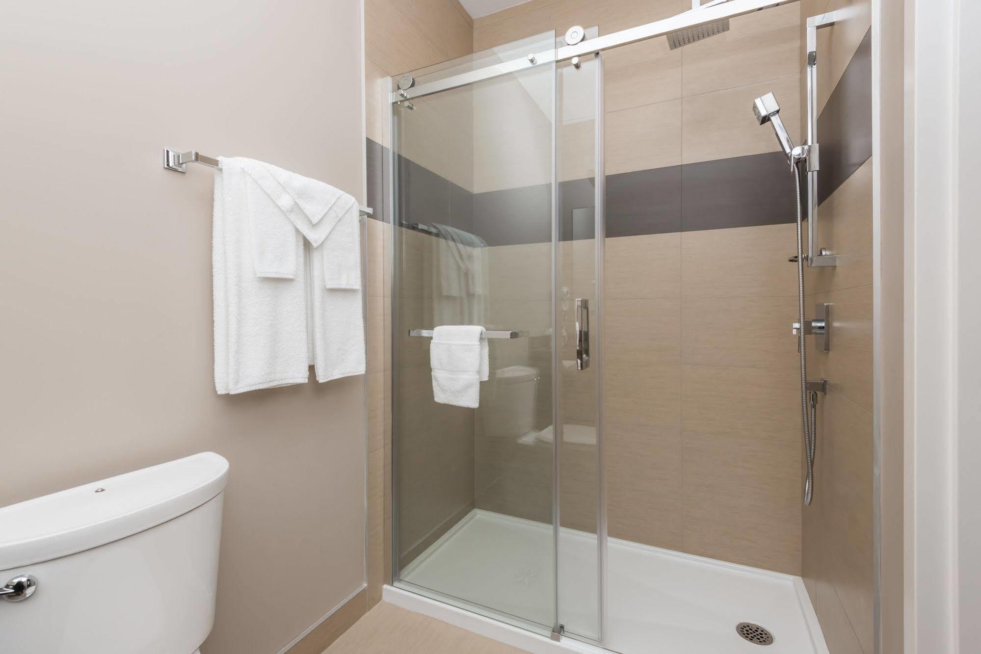 Super 8 By Wyndham Mont Laurier Otel Dış mekan fotoğraf