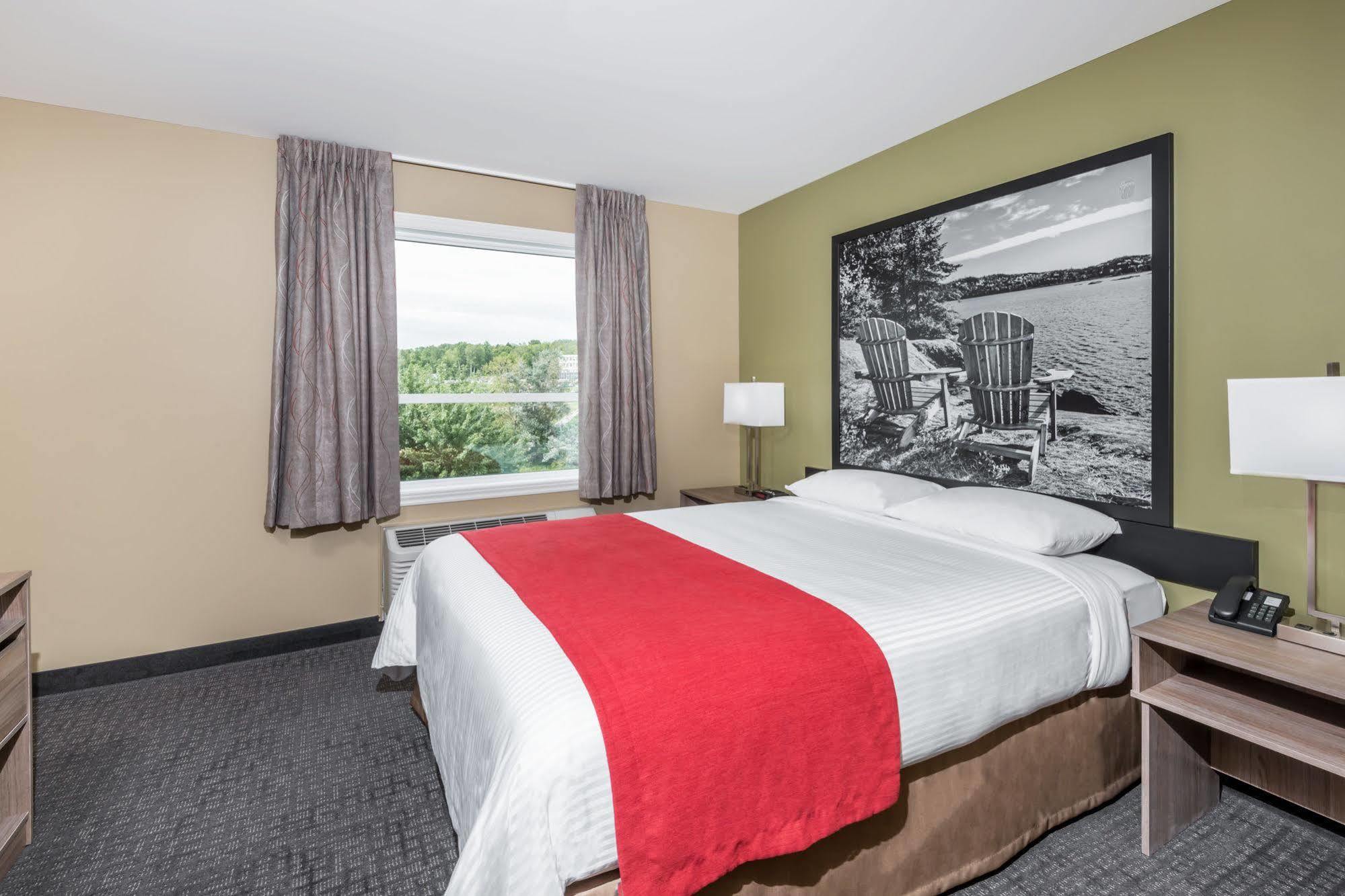Super 8 By Wyndham Mont Laurier Otel Dış mekan fotoğraf