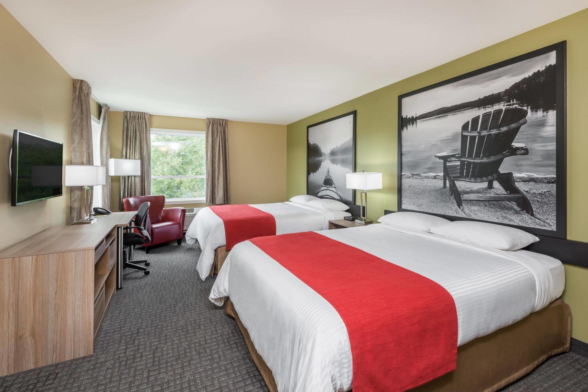 Super 8 By Wyndham Mont Laurier Otel Dış mekan fotoğraf