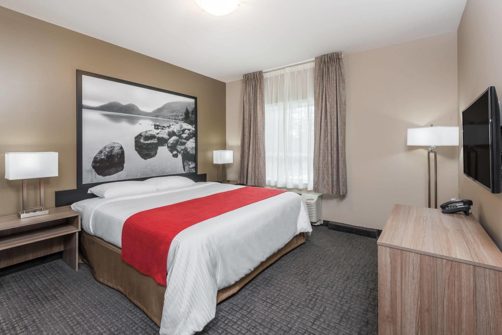Super 8 By Wyndham Mont Laurier Otel Dış mekan fotoğraf