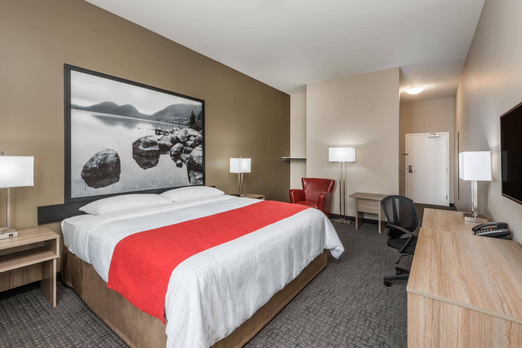 Super 8 By Wyndham Mont Laurier Otel Dış mekan fotoğraf
